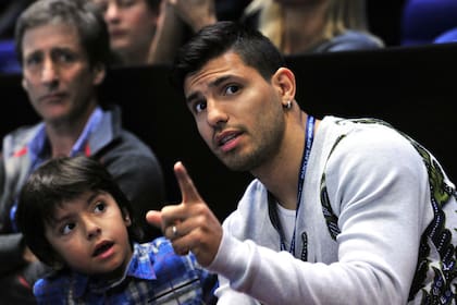 Kun y Benja Agüero Maradona, en Londres