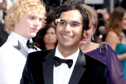 Kunal Nayyar, de The Big Bang Theory, en la alfombra roja de los Emmy 2013 con sus Google Glass