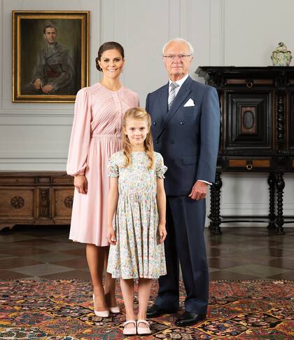 El mismo día en que el soberano de Suecia informó su decisión, la Casa Real actualizó su sitio oficial con un nuevo retrato. En la imagen, se ve a Carlos Gustavo junto a la heredera al trono, la princesa Victoria, y su hija, la princesa Estelle, tercera en la línea de sucesión. 