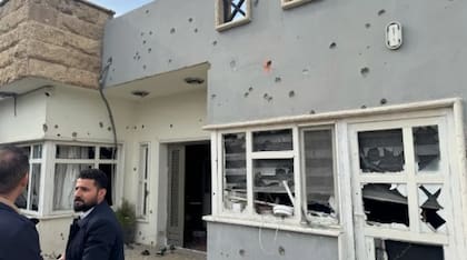 Kurdos iraquíes inspeccionan los daños en sus hogares tras un ataque con drones en su barrio en Irbil, Irak, el miércoles 4 de marzo de 2026. (Foto AP/Salar Salim)