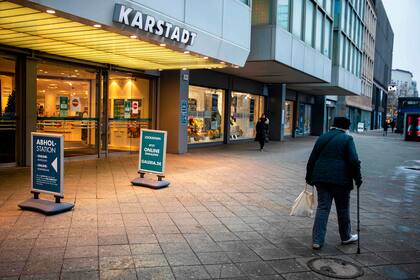 Kurfuerstendamm, uno de los bulevares favoritos de Berlín para ir de compras, vacío por el confinamiento por el coronavirus