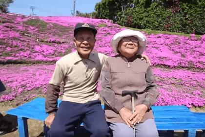 Kuroki y su mujer en el jardín de su casa