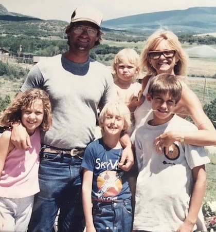 Kurt Russell y Goldie Hawn con Wyatt en brazos y sus hijos, Kate Hudson, Boston Russell y Oliver Hudson