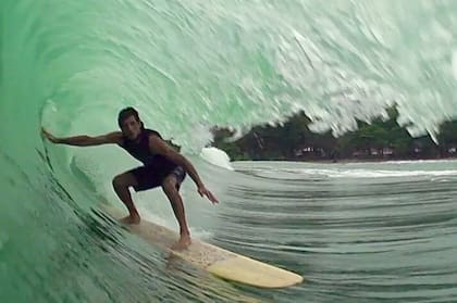 Kurt Van Dyke dominando una ola; venía de una familia de surfistas