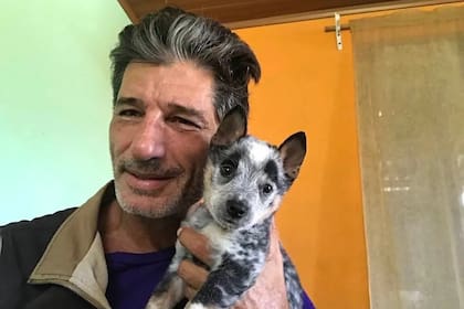 Kurt Van Dyke junto a un cachorro; el surfista fue asesinado durante un robo en su residencia