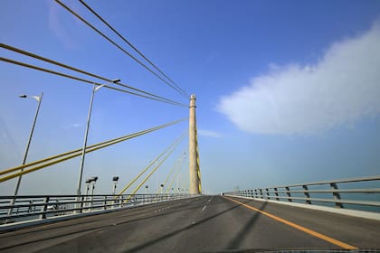 El puente de 36 km, incluye dos islas artificiales de 30 hectáreas cada una y dos pólderes en sus extremos de 30 y 60 hectáreas
