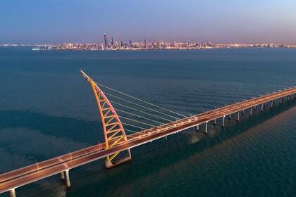 Vista del puente sobre las aguas del Golfo