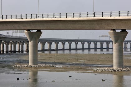 "Recurrir a una opción valiente, con monopilotes para aguantar la obra permitió asegurar su estabilidad en un contexto geológico desfavorable", dijo Mohamed Akraa, director del proyecto SYSTRA