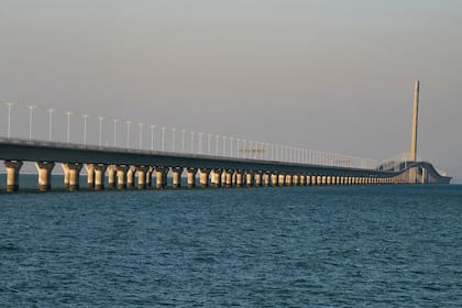 Se apoya en unos 1190 pilares de hasta 3 metros de diámetros, algunos clavados a 72 metros de profundidad. Se alza entre 9 y 23 metros por encima del mar