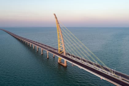 Kuwait inauguró hoy un puente de 36 kilómetros sobre las aguas del Golfo, que presentó como uno de los más largos del mundo