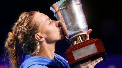 Kuznetsova festejó en Moscú y sacó pasaje al Masters