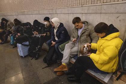 La gente se refugia en una estación de metro el 24 de febrero de 2022 en Kiev, Ucrania. De la noche a la mañana, Rusia comenzó un ataque a gran escala contra Ucrania, con explosiones reportadas en varias ciudades