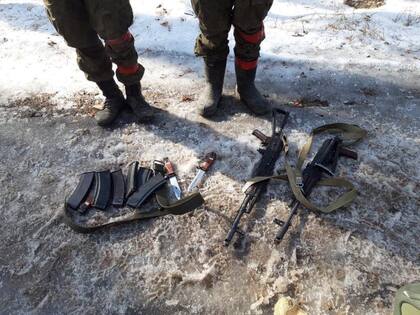 Dos soldados rusos tomado prisionero cerca de Kiev, por Ucrania luego de la operación militar de Rusia en la zona Foto provista por de la Embajada de Ucrania en Ankara/Handout/Agencia Anadolu a través de Getty Images)
