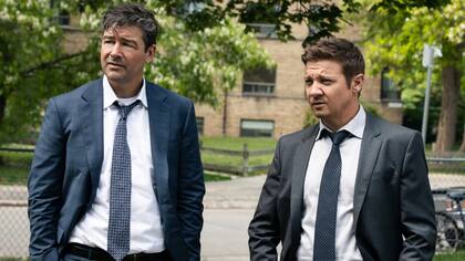 Kyle Chandler y Jeremy Renner en una escena de la primera temporada de Mayor of Kingstown