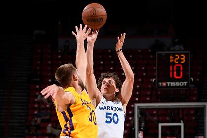 Kyle Guy intenta un triple ante Los Angeles Lakers; Golden State Warriors es el equipo triplero de la NBA por antonomasia.