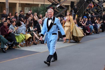 Kyle MacLachlan recorrió la pasarela de Vogue World: Hollywood con un traje y bata creados por Tom Ford