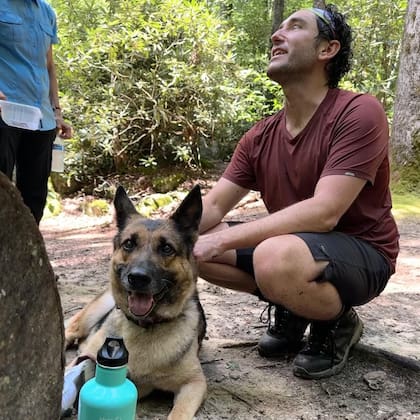 Kyle Morgan y Dillon Tatum, dos excursionistas, estaban sentados en un claro del bosque junto al perro.