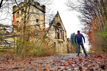 Kyle Urbex, en el frente del orfanato Balrossie, el escalofriante lugar cuyo interior se dedicó a fotografiar