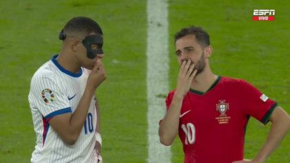 Kylian Mbappe charla con Bernardo Silva antes del inicio del segundo tiempo entre Francia y Portugal