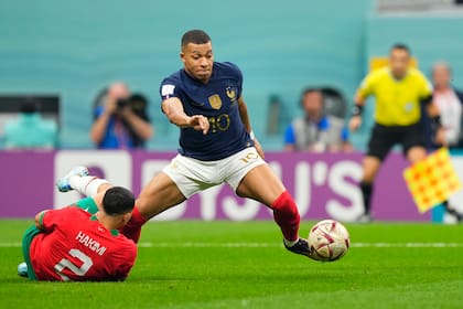 Kylian Mbappé controla la pelota ante la presión de Hakimi durante el partido entre Francia y Marruecos