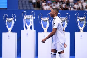 Kylian Mbappé de blanco: Real Madrid se sorprende con la locura que genera el delantero francés (Photo by David Ramos/Getty Images)
