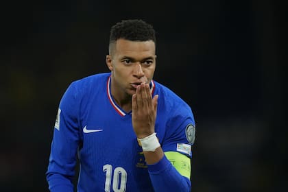 Kylian Mbappé, de Francia, celebra el gol inicial durante un juego de fútbol del grupo D de clasificación para la Copa del Mundo de 2026 entre Francia y Ucrania en París, el jueves 13 de noviembre de 2025. (AP Photo/Christophe Ena)
