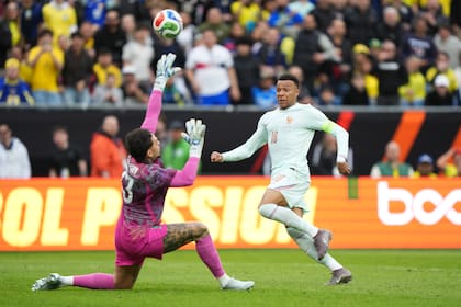 Kylian Mbappé define sobre Ederson en el triunfo de Francia sobre Brasil, en un amistoso de la semana pasada; el subcampeón del mundo ahora encabeza el ranking de FIFA.