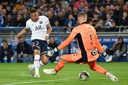 Kylian Mbappé definió entre las piernas del arquero Metz Sels para convertir el gol del Paris Saint-Germain ante Estrasburgo