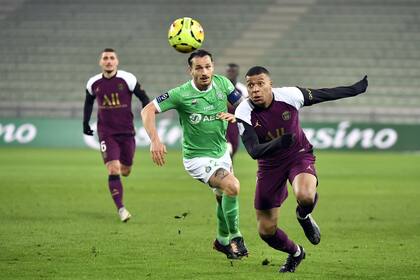 Kylian Mbappe, del PSG, supera la marca del defensor del Saint-Etienne Mathieu Debuchy durante el partido entre ambos por la Liga de Francia.
