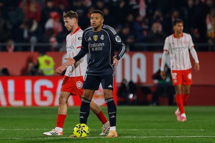 Kylian Mbappé, del Real Madrid, reacciona después de que Girona marcara el primer gol del partido de fútbol de La Liga española entre Girona y Real Madrid, el domingo 30 de noviembre de 2025, en Girona. (AP Foto/Joan Monfort)