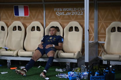 Mbappe, triste en el banco de suplentes tras la derrota por penales ante la Argentina