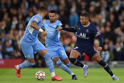 Kylian Mbappe es marcado por Riyad Mahrez en el duelo entre Manchester City y PSG.