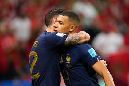 Kylian Mbappé festeja con Theo Hernández el primer gol francés durante el partido entre Francia y Marruecos