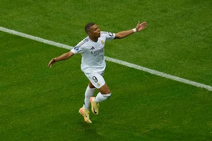 Kylian Mbappé festeja su gol de cara a los hinchas de Real Madrid en el estadio de Varsovia