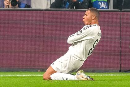 Kylian Mbappé festeja su gol para Real Madrid; luego saldrá lesionado.