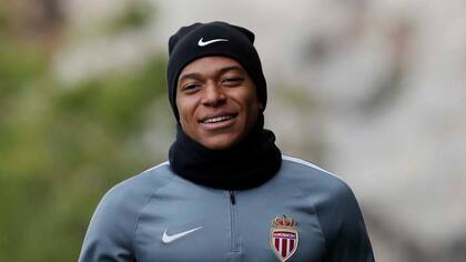 Kylian Mbappé con el buzo de entrenamiento de Mónaco