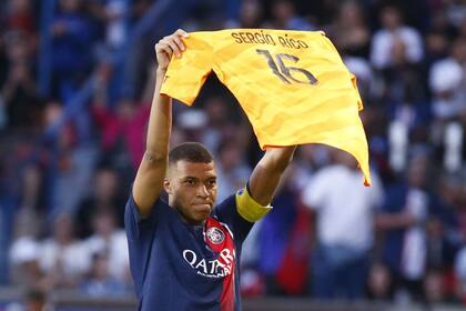 Kylian Mbappé levanta la camiseta de Rico