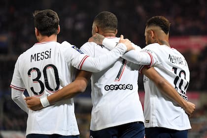 Kylian Mbappé, Lionel Messi y Neymar festejan el gol del empate durante el partido que disputan Paris Saint-Germain y Estrasburgo