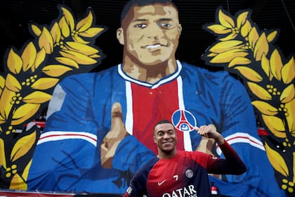 Kylian Mbappé posa frente al mural de despedida que le hicieron los hinchas en el Parque de los Príncipes