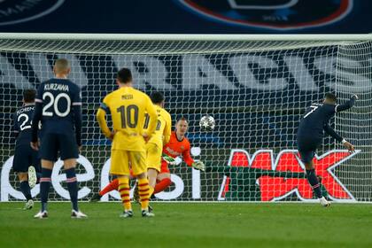 Kylian Mbappé puso el 1-0 de penal para el PSG, cuando Barcelona hacía méritos para estar en ventaja