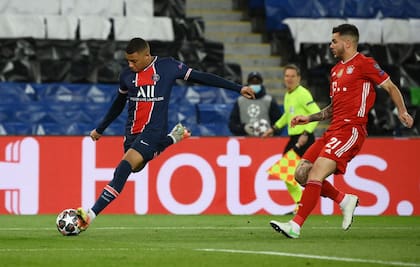 Kylian Mbappé remató desviado en la primera llegada del partido; el PSG apuesta a su velocidad.