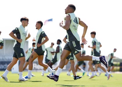 Kylian Mbappé se entrenó durante el lunes, pero no pudo hacerlo este martes y es duda: atraviesa un estado febril y, ante el calor de Miami, lo cuidaron.