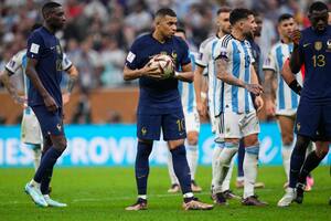 Cómo hizo Mbappé para sacarse de encima la presión de los argentinos antes de patear sus tres penales