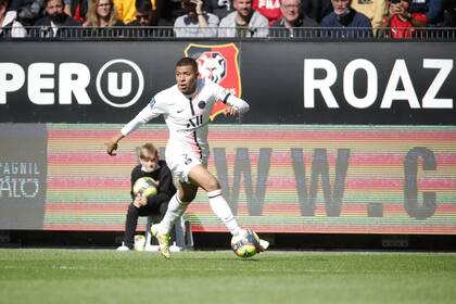 Kylian Mbappé tuvo una chance clara gracias a un formmidable pase de Messi, pero la tiró por arriba del travesaño