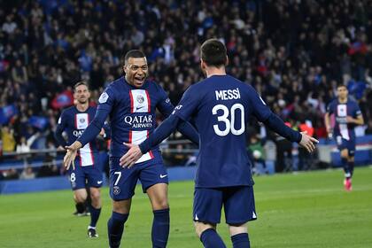 Kylian Mbappé va al abrazo de Messi; el francés asistió al argentino con un pase de taco en el tercer gol.