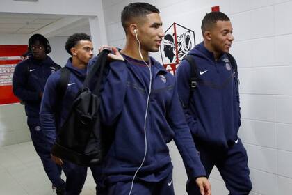 Kylian Mbappé y Achraf Hakimi lideran la llegada del plantel de PSG al estadio de Ajaccio