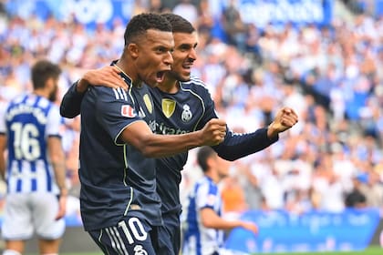 Kylian Mbappe y Dani Ceballos del Real Madrid reaccionan tras anotar en el encuentro ante la Real Sociedad en la Liga Española el sábado 13 de septiembre del 2025. (AP Foto/Miguel Oses)