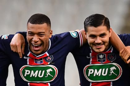 Kylian Mbappe y Mauro Icardi; el francés se convirtió en una figura de enorme proyección en Paris Saint-Germain; el argentino es una pieza de recambio en el ataque