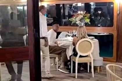 Kylian Mbappe y su novia Ester Exposito en Italia