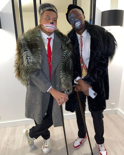 Kylian Mbappé y TChaga brillaron en la noche de Halloween disfrazados como 
 Akeem Joffer, príncipe de Zamunda y su amigo Semmi, de la película Un príncipe en Nueva York